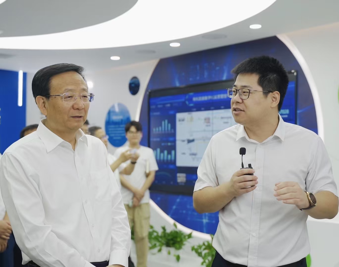 2023年9月22日，車向前為江蘇省副省長(zhǎng)介紹魯控科技發(fā)展情況（右）.jpg